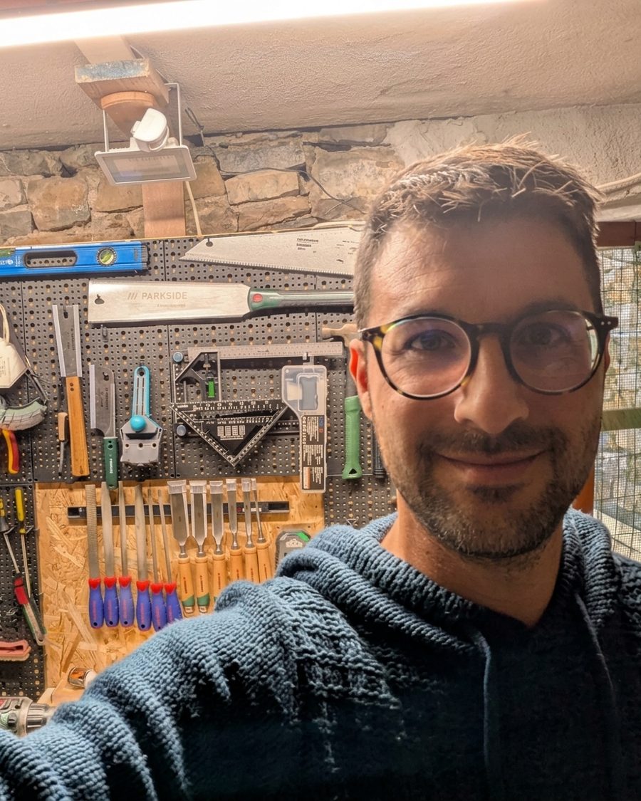 Francesco Negro nel suo laboratorio di falegnameria